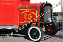Hersteller von Anhänger als Feuerwehrauto stilisiert